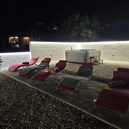 Koko With Private Jacuzzi *