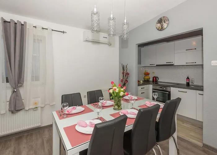 Koko With Private Jacuzzi Makarska