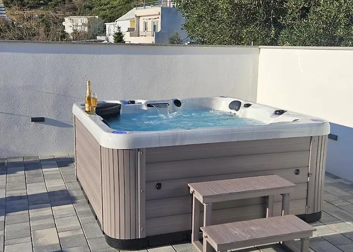 Koko With Private Jacuzzi Apartment Makarska